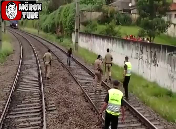 Video :A guy shot killed while under the influence of narcotics and carrying a machete (Brazil)